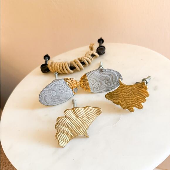 Lot of Anthropologie Drawer Pulls Gold Ginkgo Decorative Knobs - Picture 2 of 2